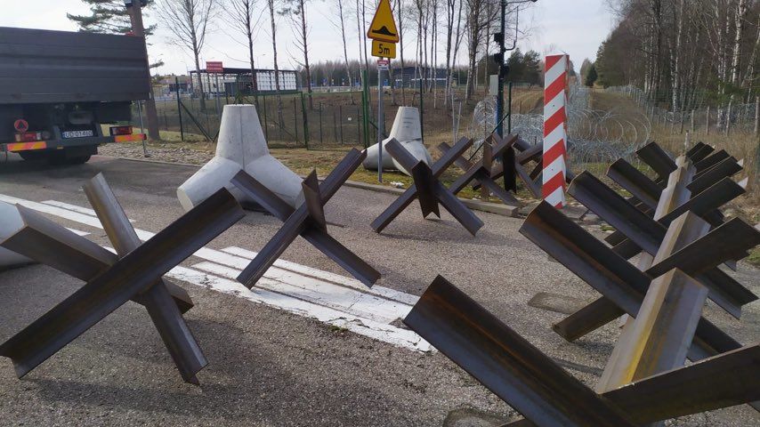Polsko na severní hranici rozmístilo protitankové zábrany